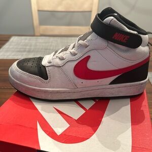 Nike Kids Court Borough Mid 2. Used in very good condition. Size 2.5Y